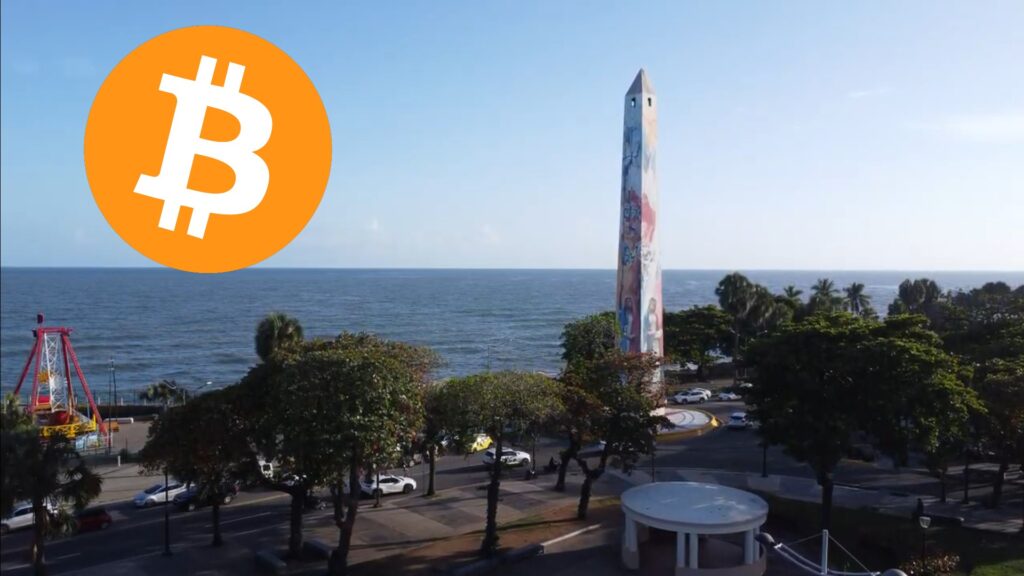 Fotografía del obelisco de Santo Domingo con el logo de bitcoin.