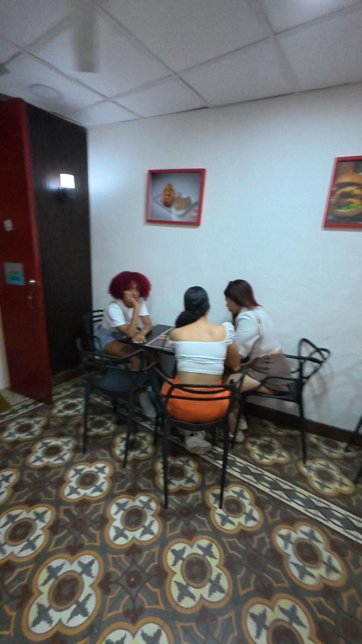 Participantes del meetup Bitcoin Dominicana conversando dentro de Rojis Fast Food en la Zona Colonial de Santo Domingo