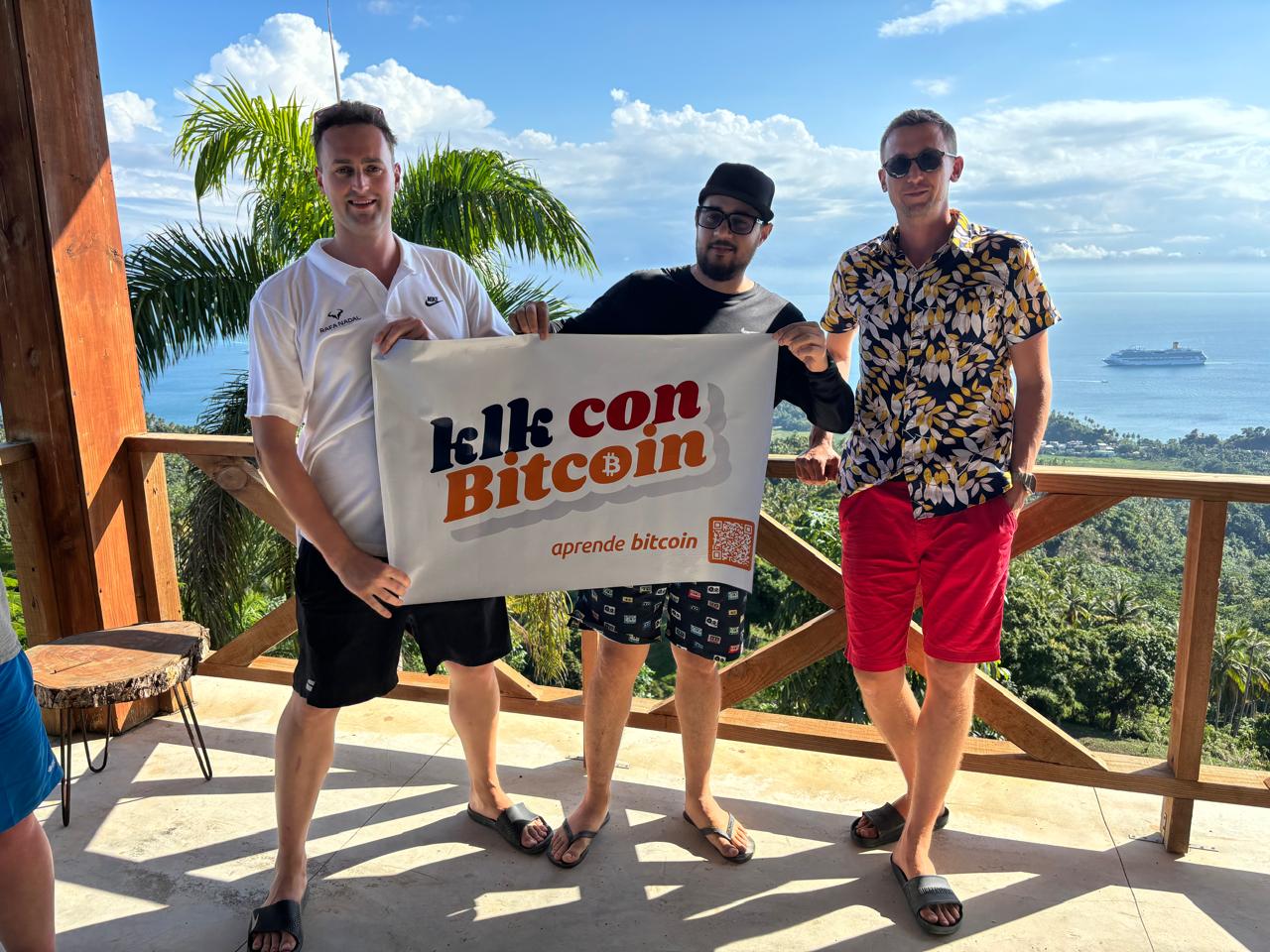 Visitantes internacionales y dominicanos en Samaná, klk con Bitcoin