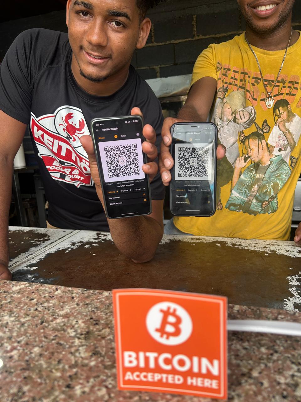 Jóvenes dominicanos aceptando Bitcoin Lightning Network