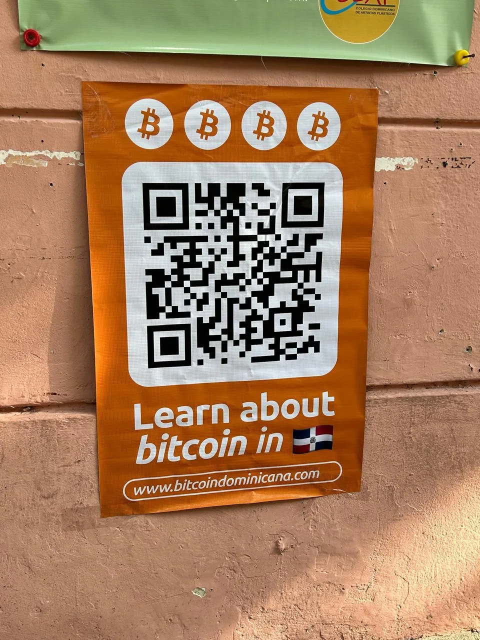 Cartel con código QR para aprender sobre Bitcoin en la Zona Colonial de Santo Domingo, República Dominicana.