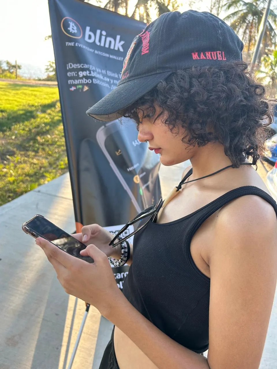Joven skater dominicana abre su primera billetera Bitcoin con la app Blink.
