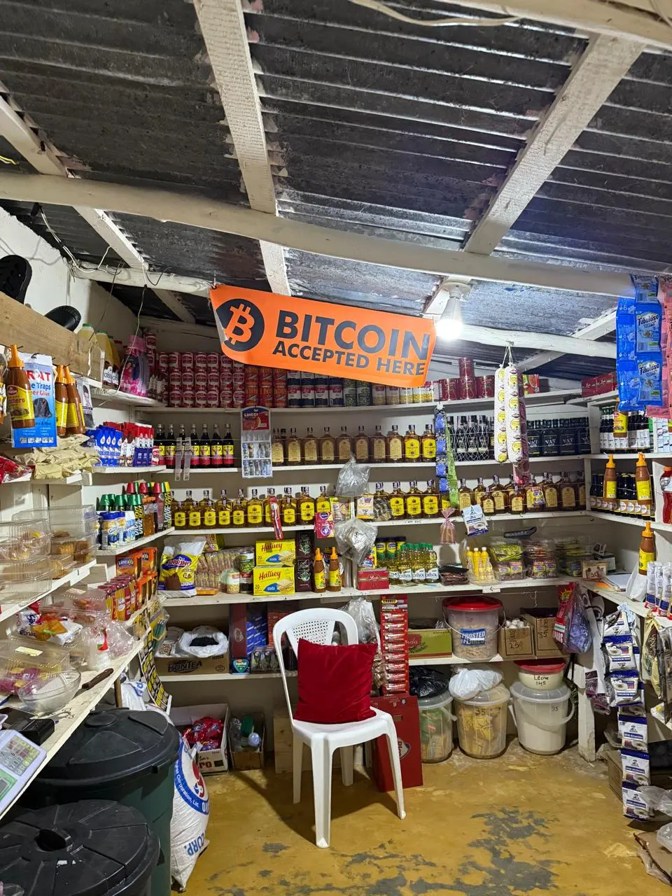 Interior de un colmado dominicano, ejemplo del comercio de barrio donde podría circular Bitcoin.