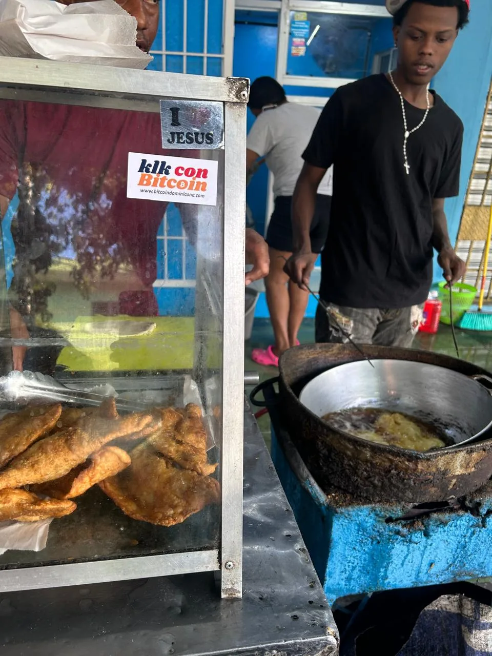 Puesto de comida callejera en la República Dominicana, candidato a aceptar pagos en Bitcoin.