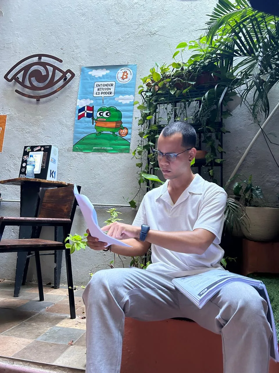 Integrante de la comunidad Bitcoin en la República Dominicana junto a un mural.