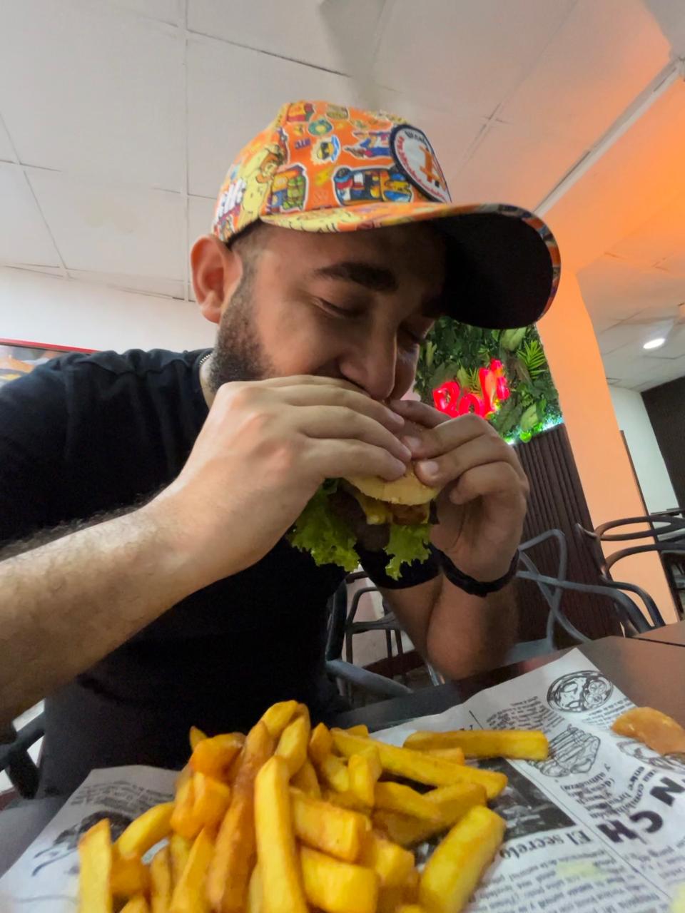 Participante disfrutando una experiencia gastronómica durante el Meetup Bitcoin Dominicana en Rojis, Zona Colonial.