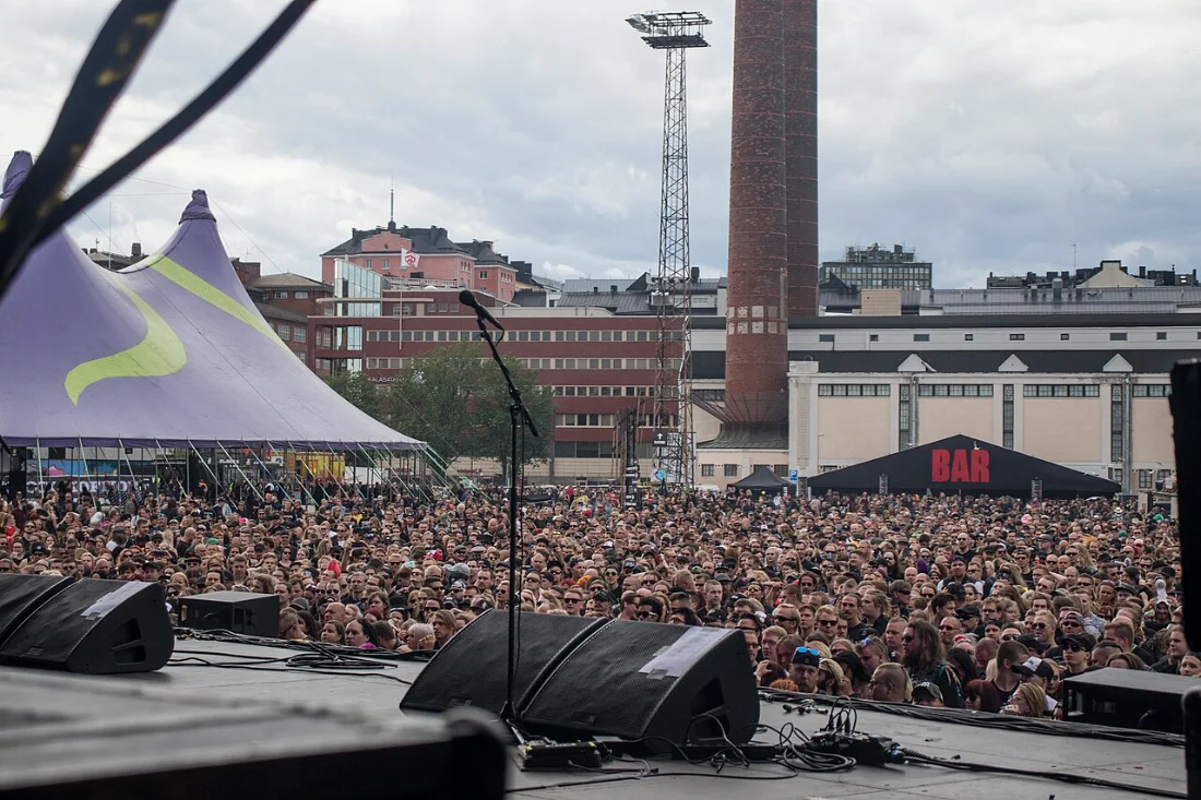Gran multitud en un festival de música al aire libre.