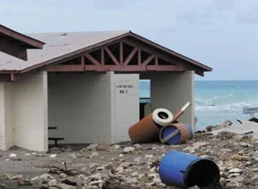 Daños por un huracán en una comunidad del Caribe.