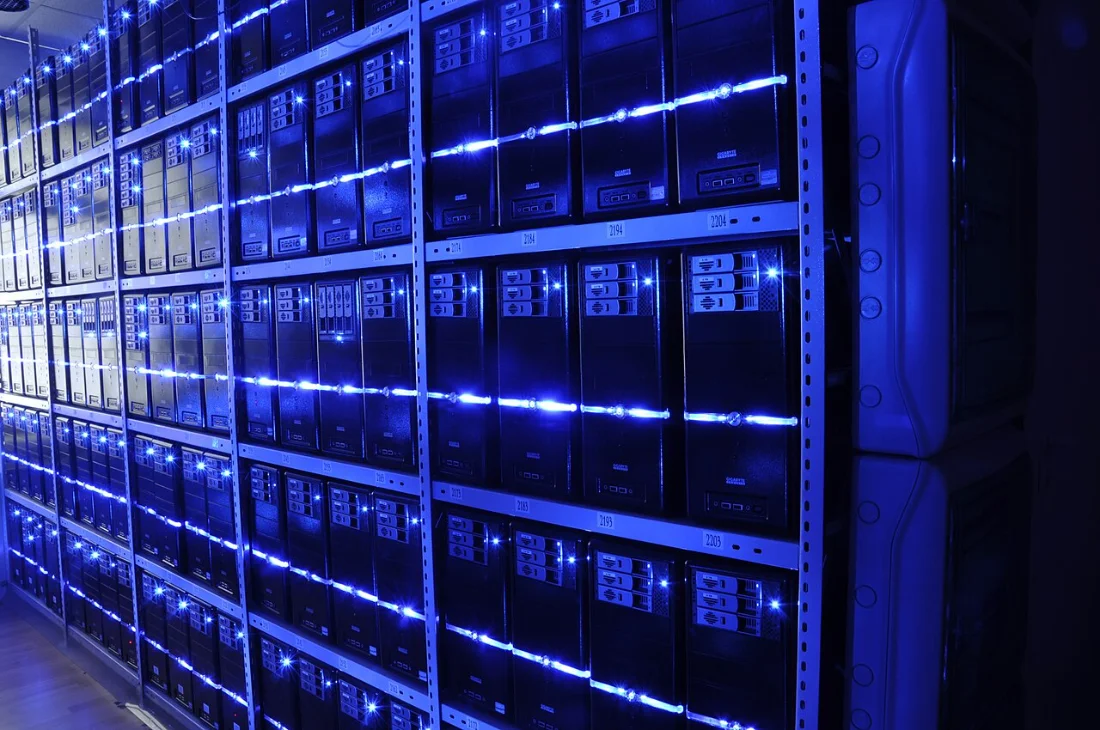 Servidores en un centro de datos, infraestructura del cómputo de IA.