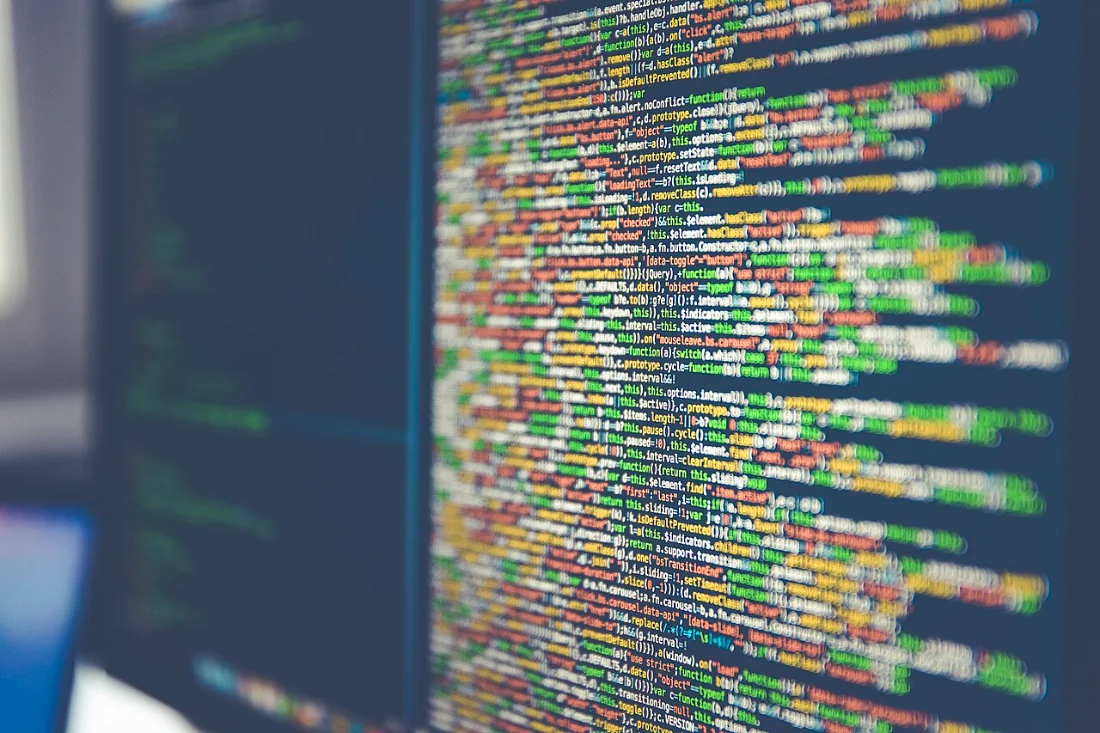 Código de programación en la pantalla de una computadora.