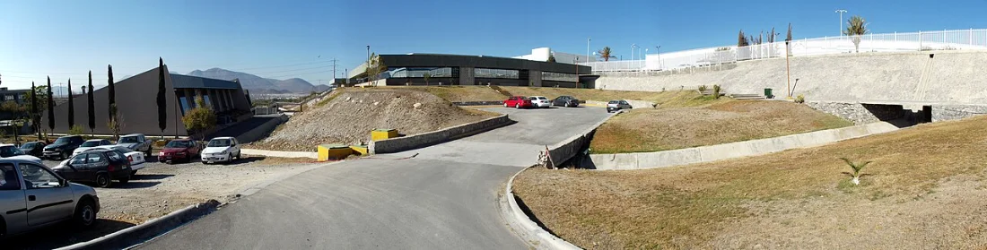 Campus de una universidad tecnológica en América Latina.