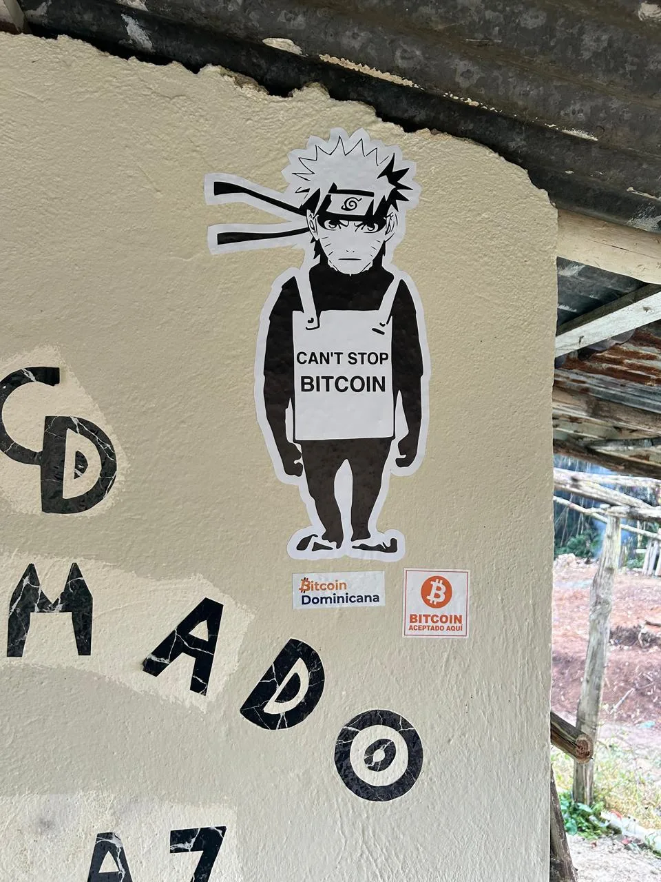 Esténcil Can't stop Bitcoin en el Colmado Jiménez, Arroyo Frío, Constanza, República Dominicana.