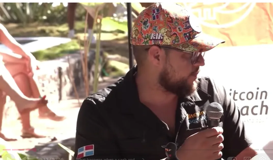 Pedro Vital de Bitcoin Dominicana durante su entrevista en el Bitcoin Circular Economy Summit 2026, El Salvador.