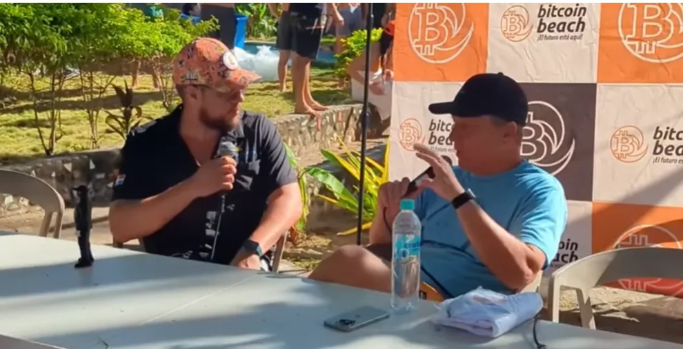 Pedro Vital y Mike Peterson conversando sobre Bitcoin Beach en el Summit 2026, El Salvador.