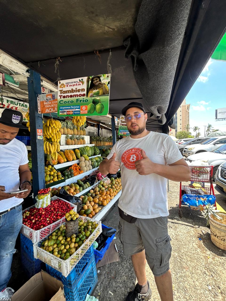 Puesto de frutas y economía local en República Dominicana