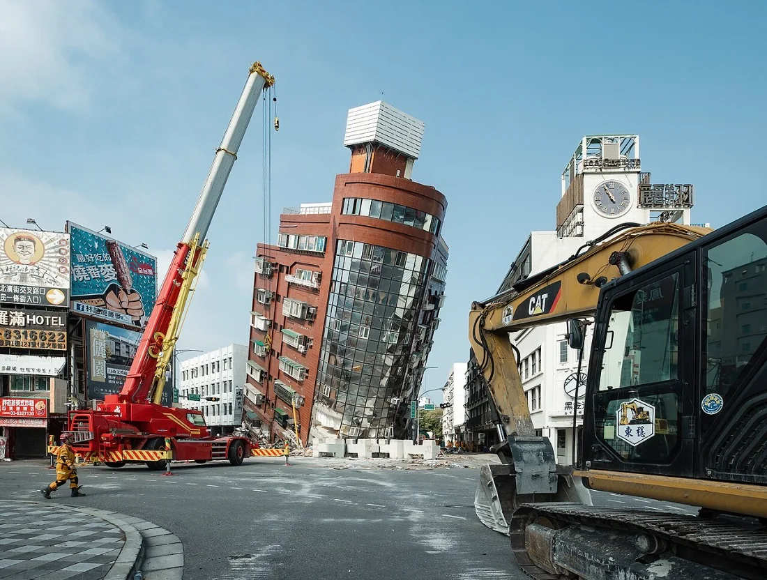 Equipos de rescate junto a un edificio colapsado tras un terremoto.