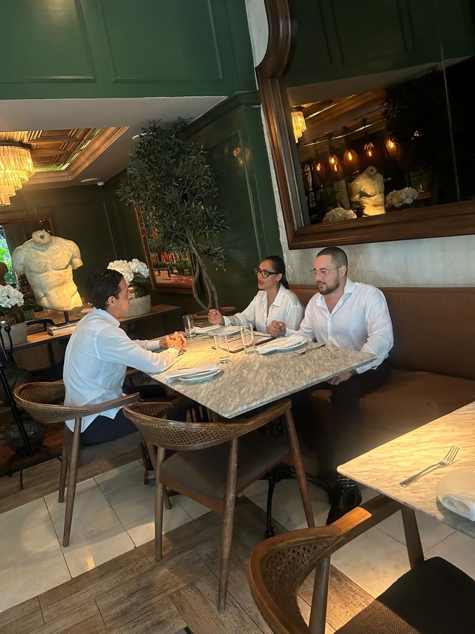 Felipe Vallejos Mellado, Syra Maruotti y Pedro Vital García durante la conversación en Santo Domingo