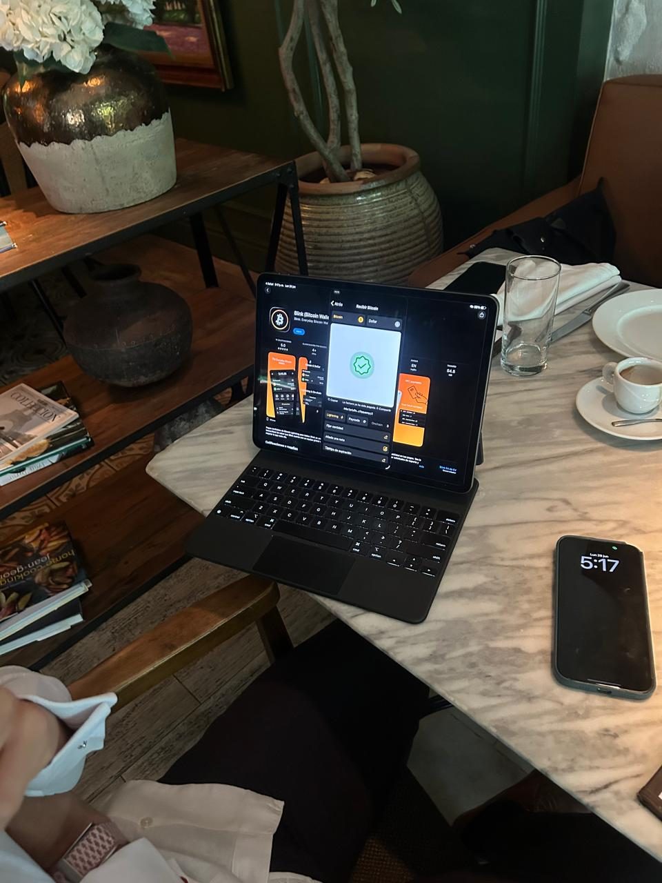 Una billetera Bitcoin en uso durante el encuentro