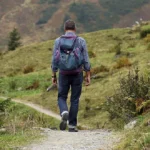 Excursionista en un sendero de montaña sin cobertura celular.