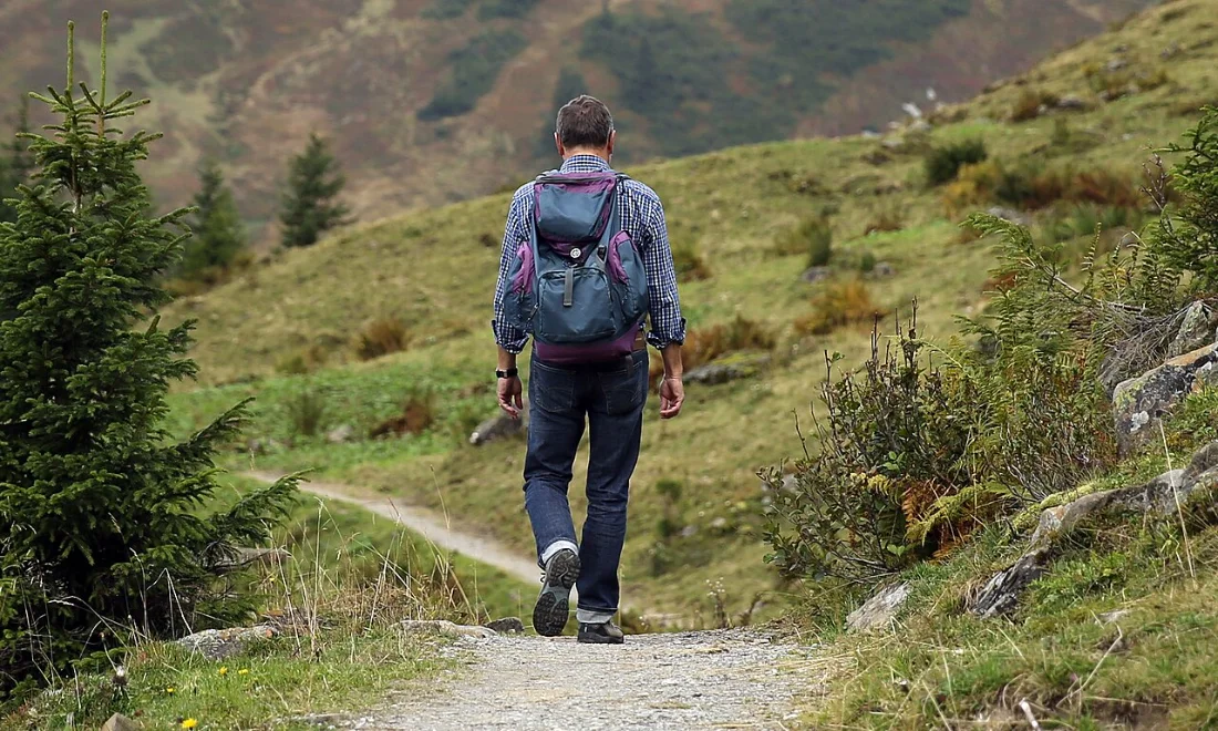 Excursionista en un sendero de montaña sin cobertura celular.