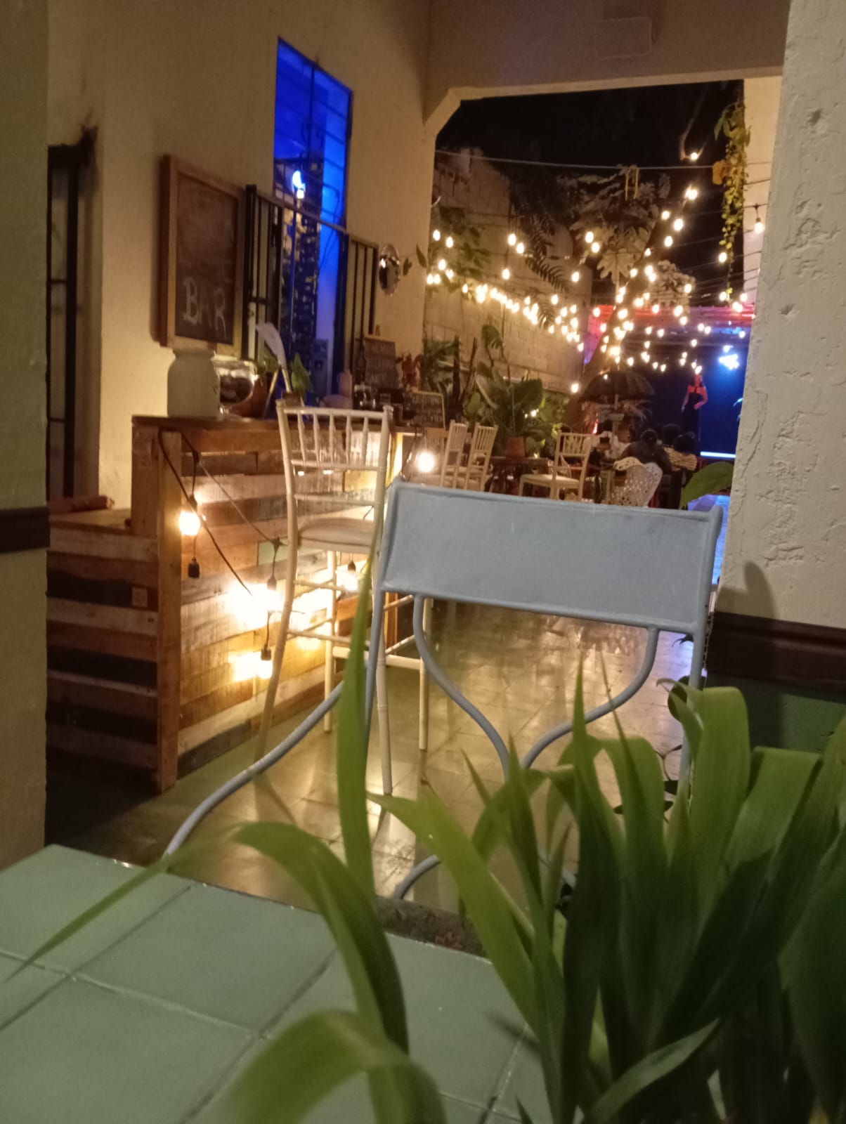Bar artesanal de The Perpetual Lab construido con materiales reciclados — espacio Bitcoin y economía circular, Zona Colonial Santo Domingo