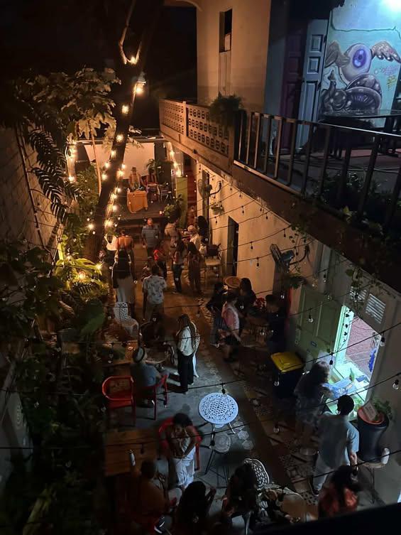 Comunidad reunida en el evento Entrepatio de The Perpetual Lab — comunidad Bitcoin en la Zona Colonial de Santo Domingo