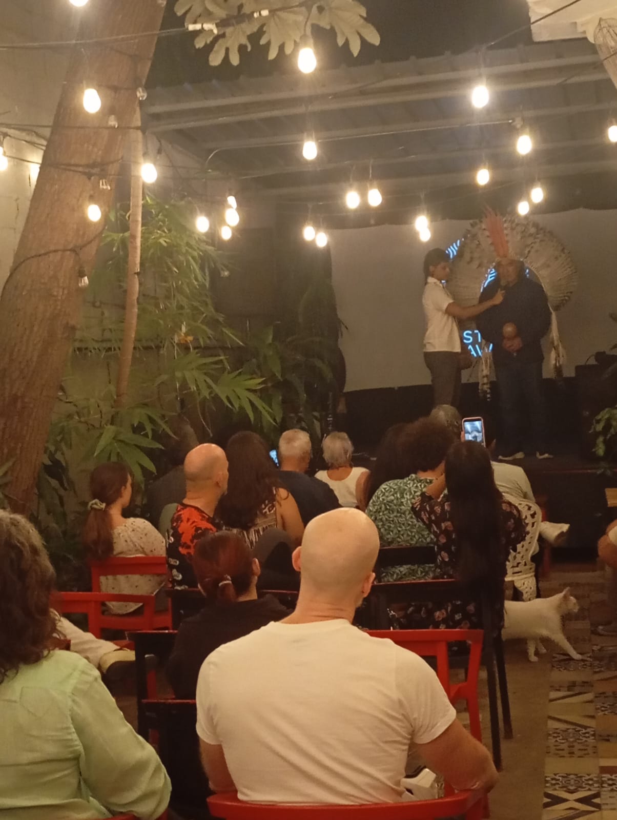 Evento cultural nocturno en The Perpetual Lab con audiencia local e internacional — adopción Bitcoin en la Zona Colonial de Santo Domingo