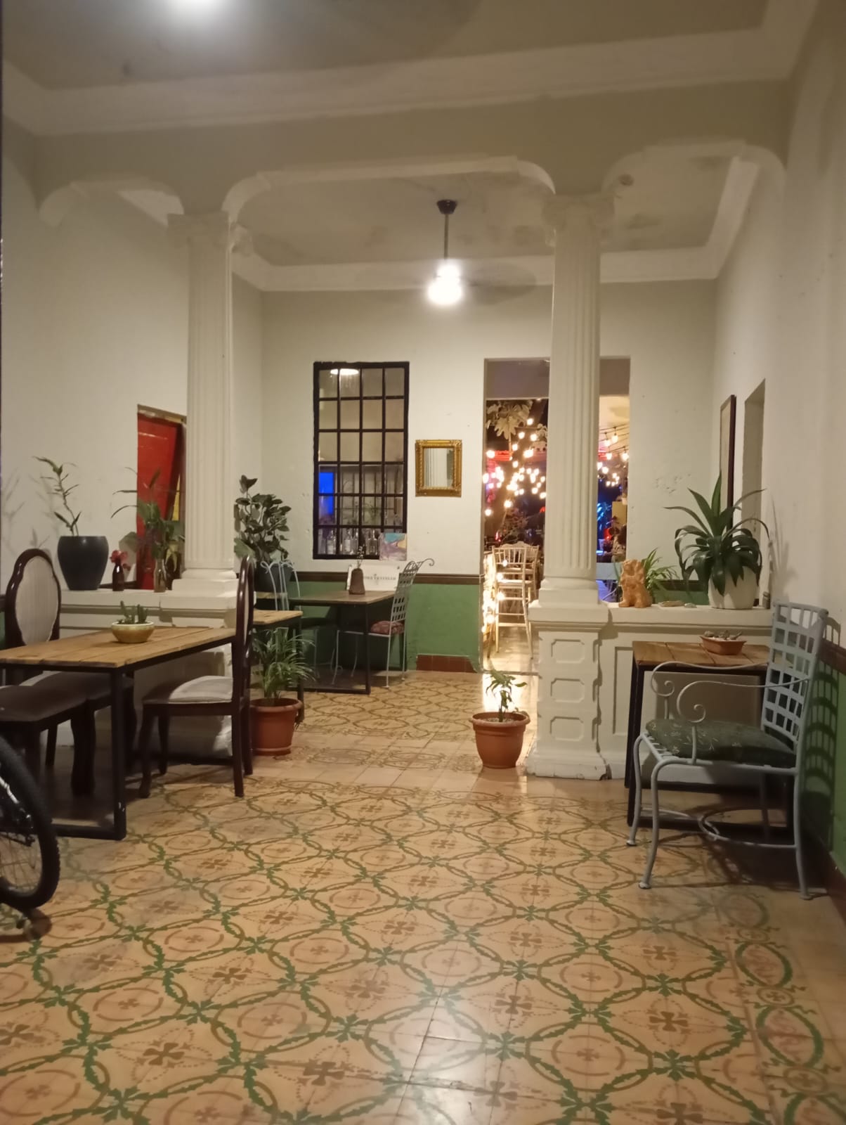 Sala interior de The Perpetual Lab con piso de mosaico colonial, columnas blancas y vista al patio — Bitcoin Dominicana, Zona Colonial Santo Domingo