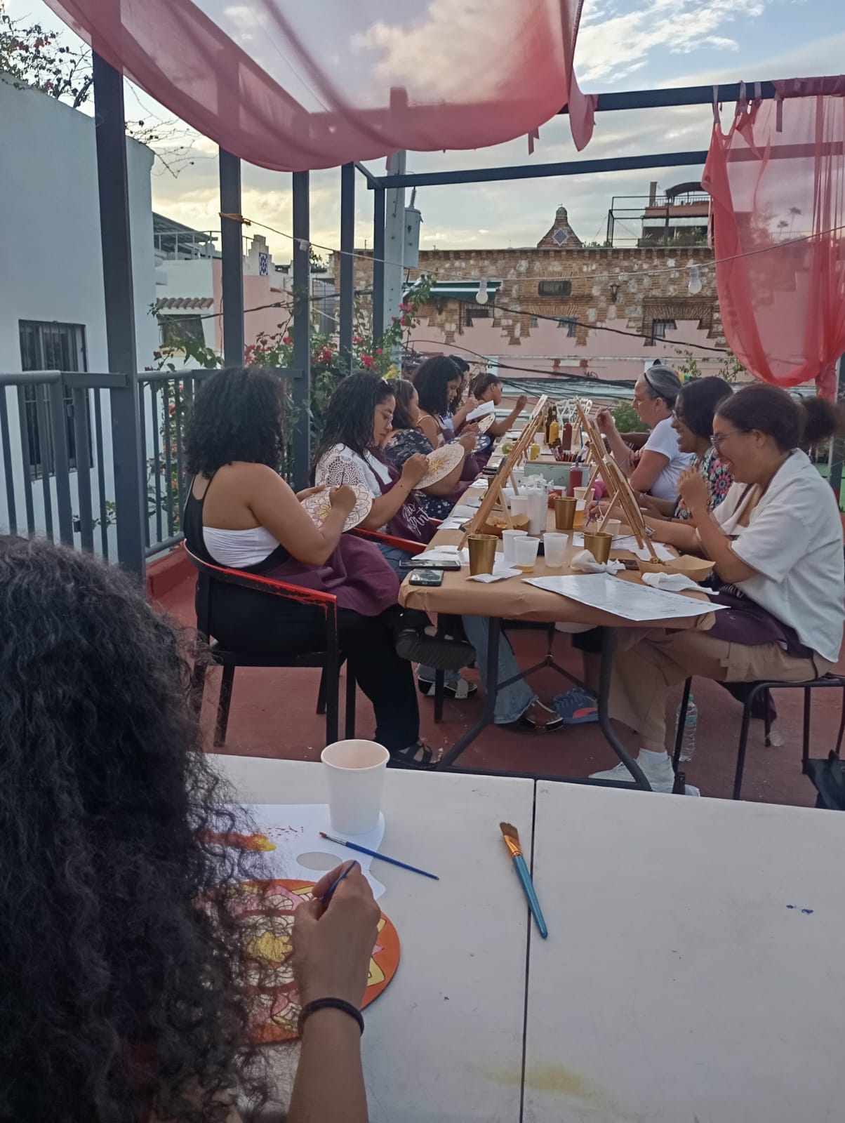 Taller de arte en la terraza de The Perpetual Lab con vista a los techos coloniales de Santo Domingo — Bitcoin Dominicana