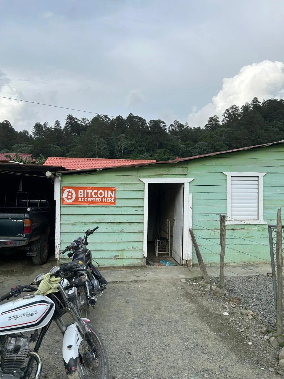 Comercio rural en una zona montañosa de la República Dominicana.