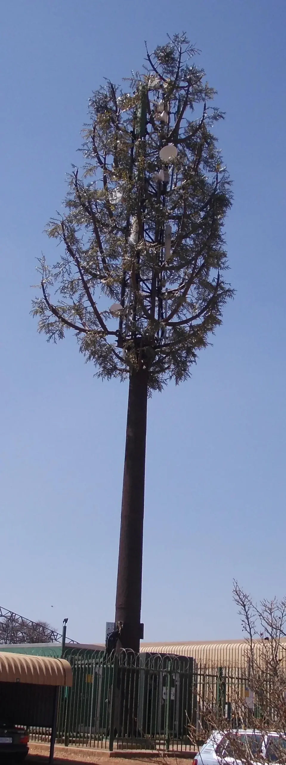 Torre de telecomunicaciones con antenas de telefonía móvil.