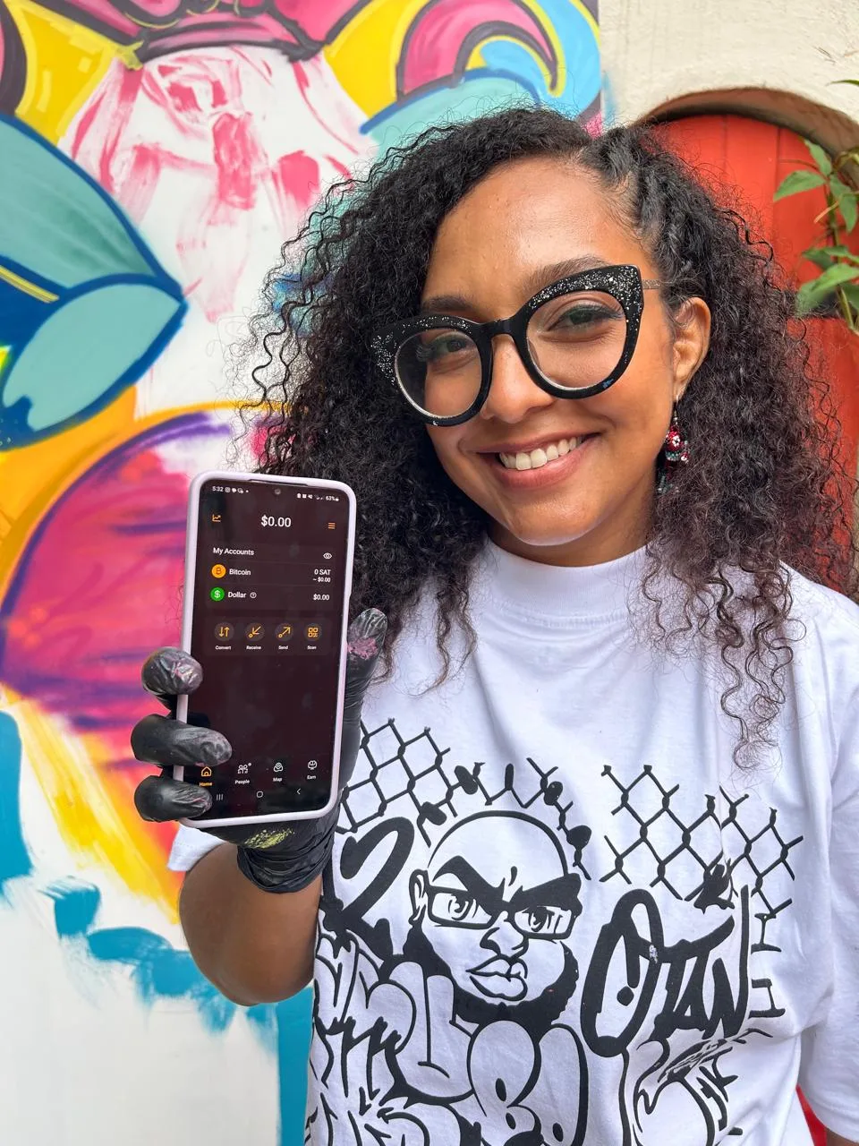 Artista dominicana vende una obra cobrando en Bitcoin en la Zona Colonial de Santo Domingo.