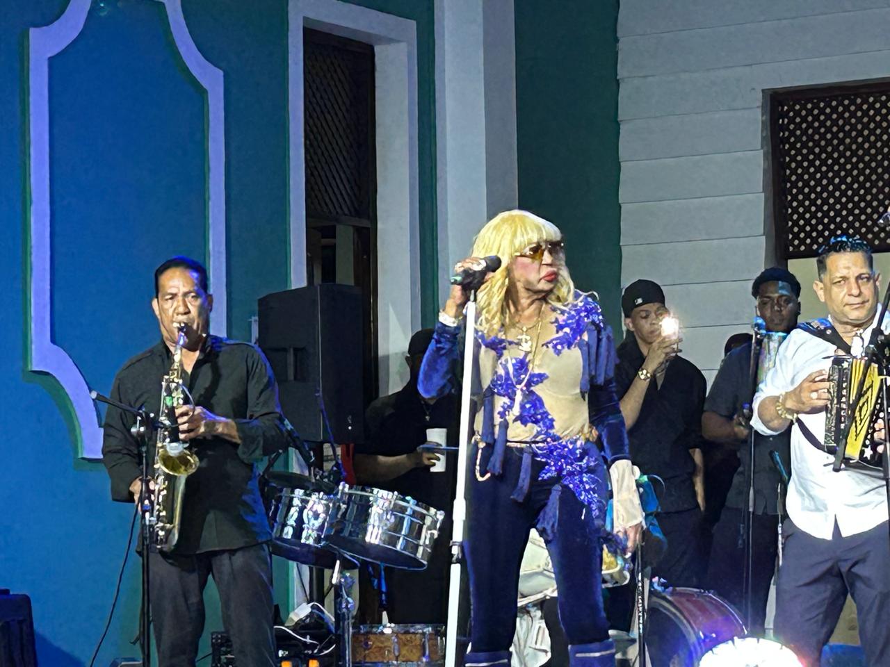 Fefita La Grande en concierto gratuito con acordeón y saxofón en el patio del Centro Cultural de España, Zona Colonial, Santo Domingo