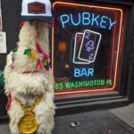 Fachada de PubKey, bar Bitcoin ubicado en Greenwich Village, Nueva York