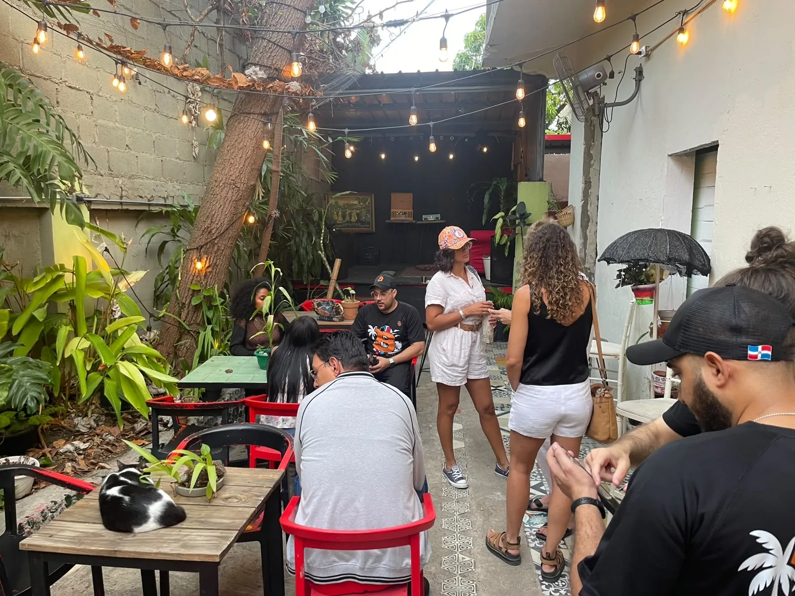 Asistentes de Bitcoin en la Zona reunidos en el patio de The Perpetual Lab, en Santo Domingo