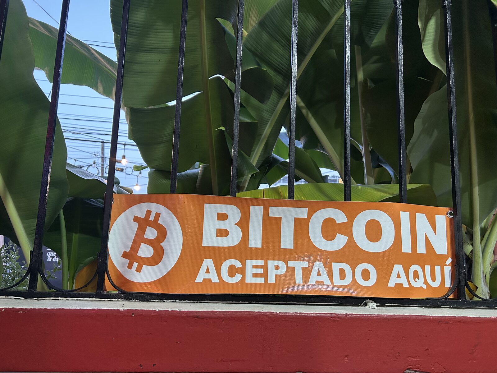 Señalización Bitcoin aceptado aquí en El Clavo Pub.