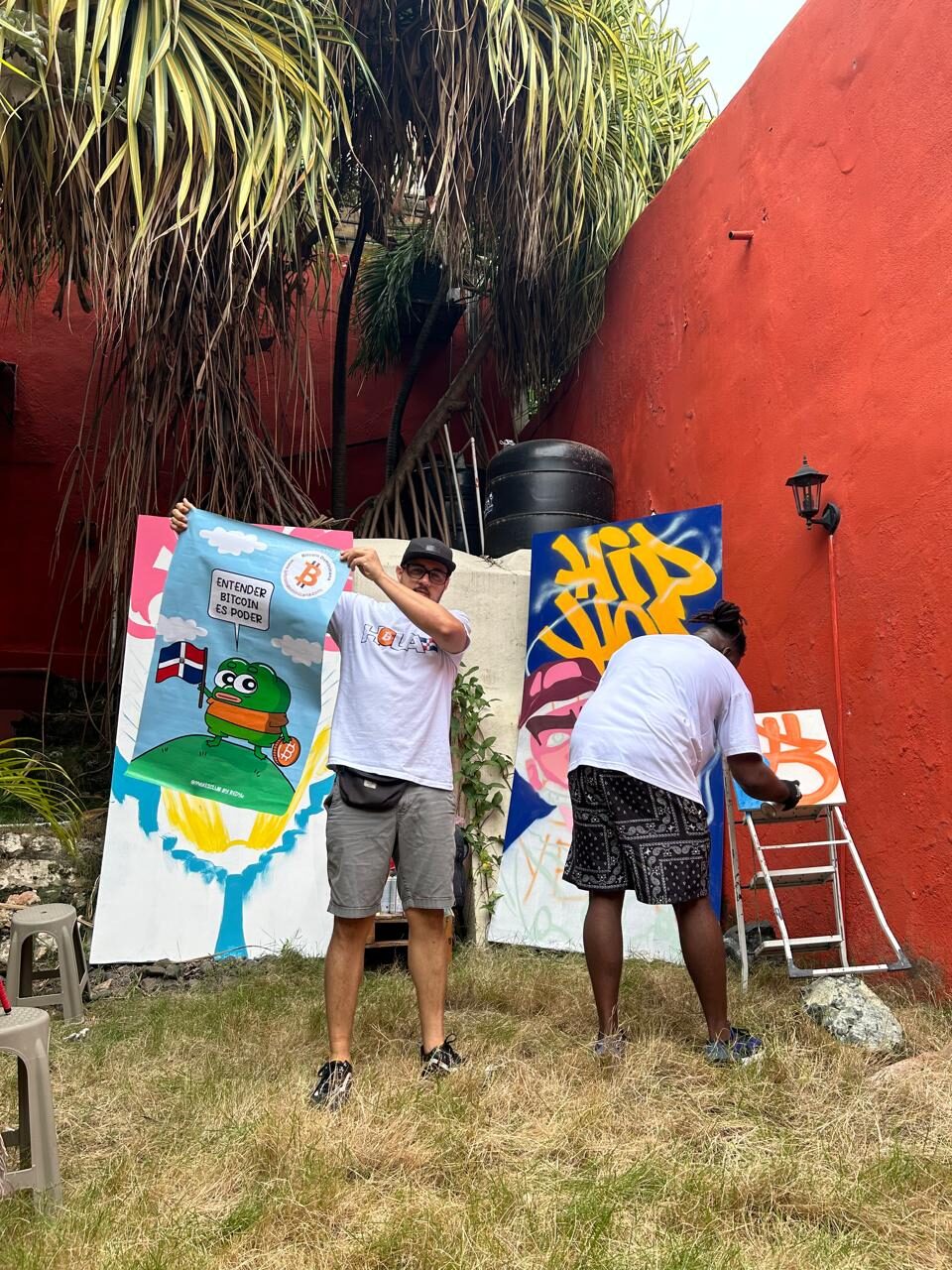 Comunidad Bitcoin pintando murales y creando arte en la Zona Colonial, Santo Domingo