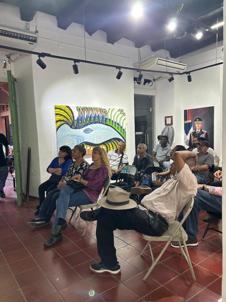 Miembros de la comunidad asistiendo a una presentación educativa sobre Bitcoin en Santo Domingo