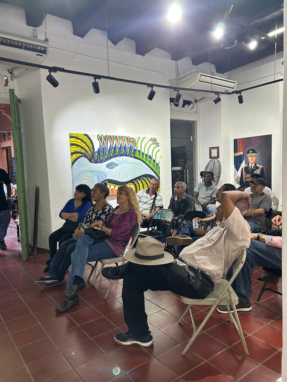 Miembros de la comunidad asistiendo a una presentación educativa sobre Bitcoin en Santo Domingo