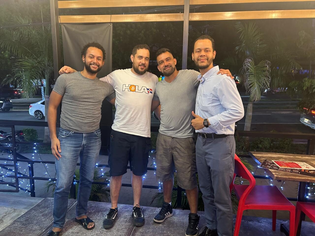 Miembros de la comunidad Bitcoin Dominicana en un encuentro de networking