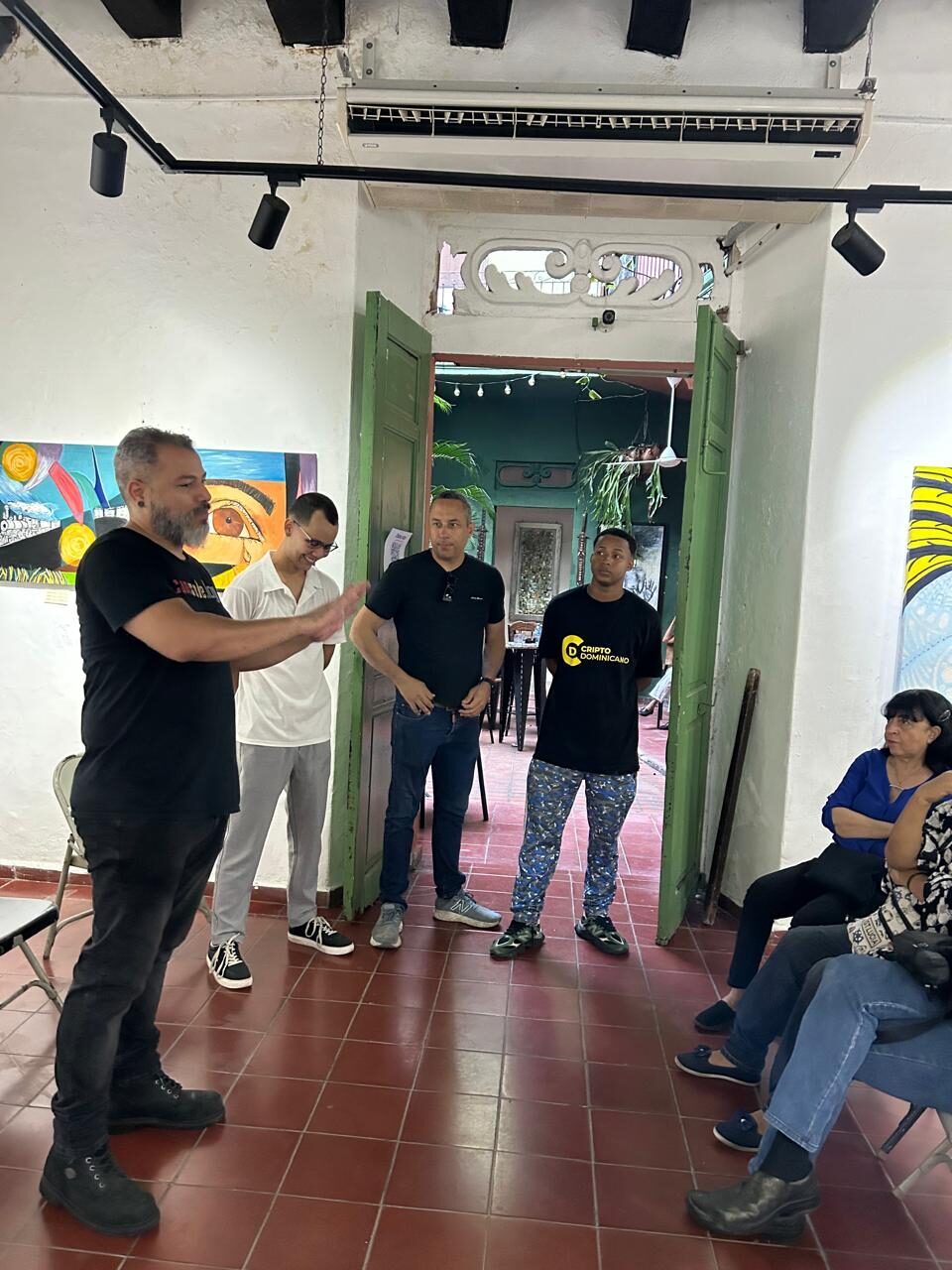 Ponente presentando sobre Bitcoin ante asistentes en un evento educativo en Santo Domingo