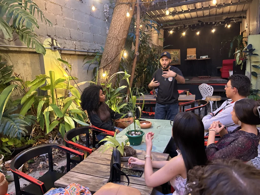 Participante conversando con los asistentes sobre Bitcoin en el patio de The Perpetual Lab