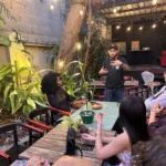 Participante conversando con los asistentes sobre Bitcoin en el patio de The Perpetual Lab