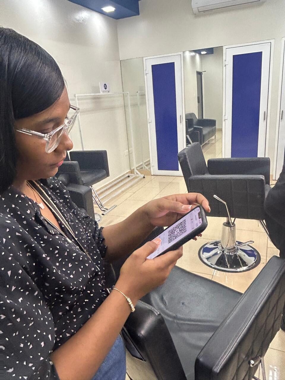 Clienta usando su billetera Bitcoin para pagar dentro de un negocio en República Dominicana