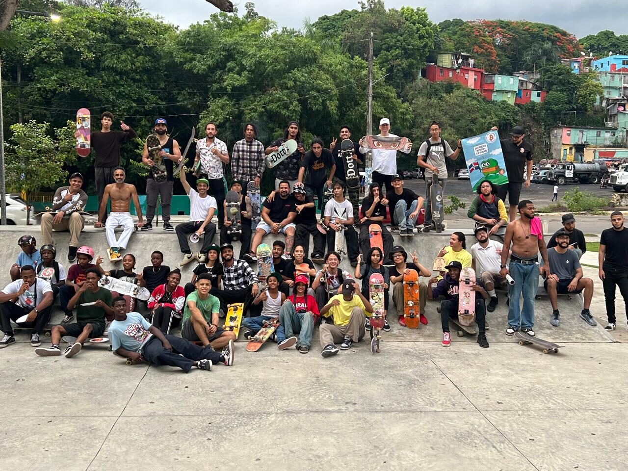 Jóvenes de la comunidad skate participando en actividades de adopción Bitcoin en República Dominicana