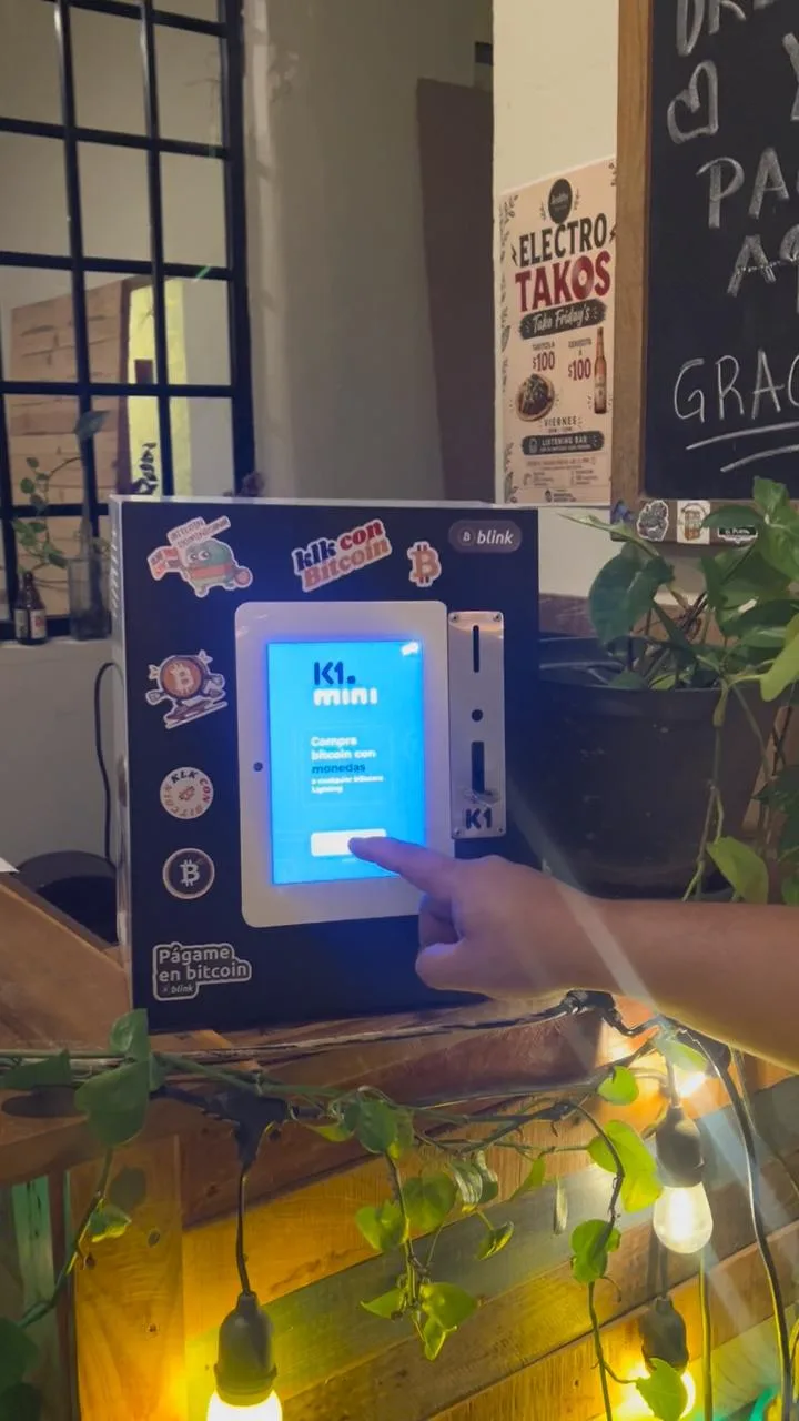 Cajero Bitcoin K1 Mini utilizado durante Bitcoin en la Zona en The Perpetual Lab