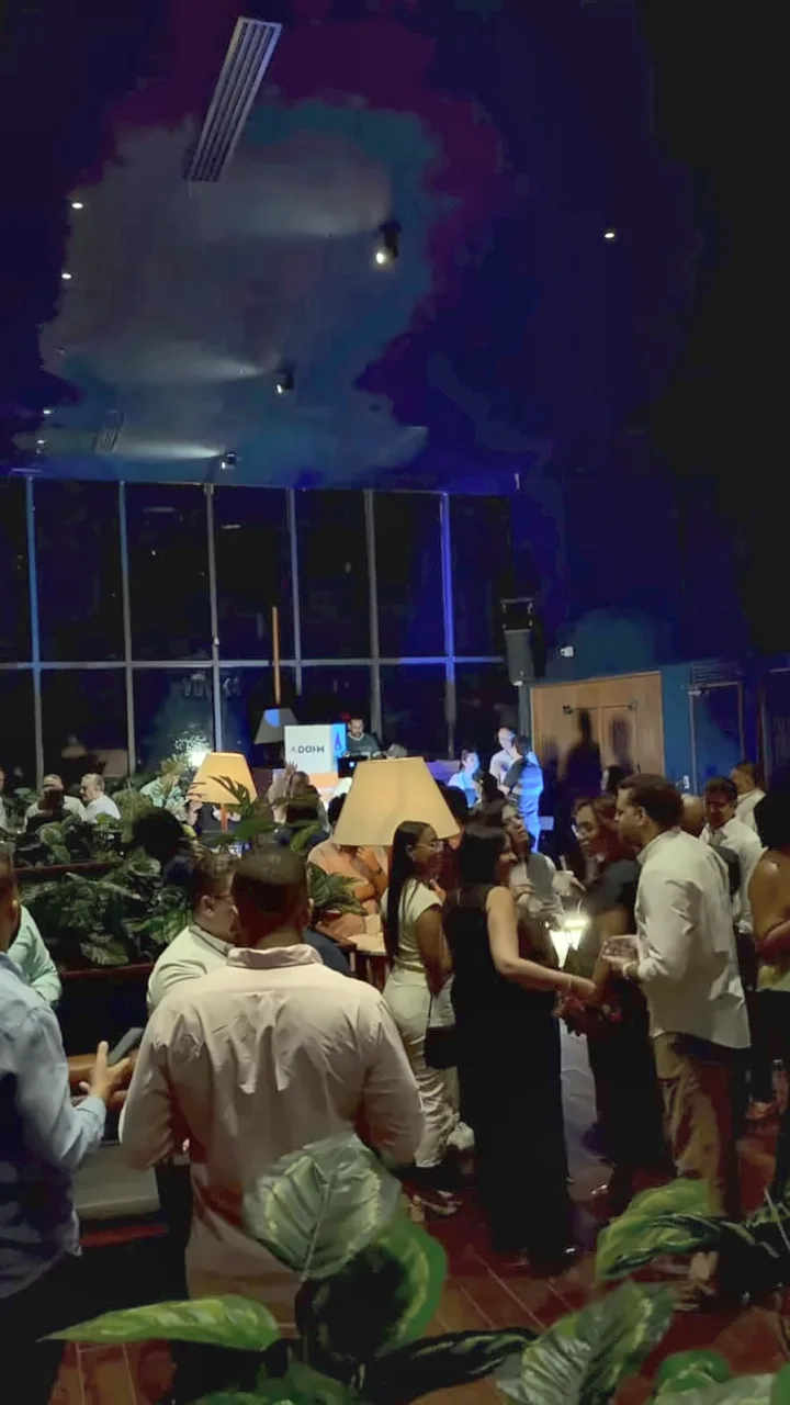 Asistentes reunidos durante la inauguración de Dominicana Tech Week 2026 en Santo Domingo, con la tarima del evento al fondo.