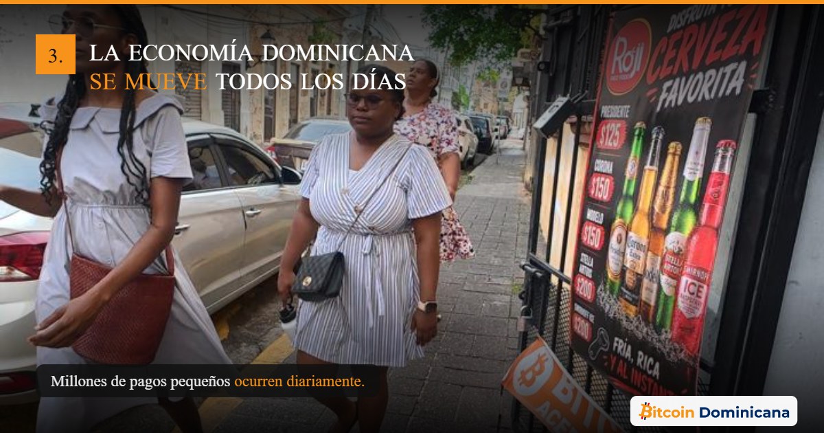 Personas caminando por una calle de la Zona Colonial de Santo Domingo, con el titular La economía dominicana se mueve todos los días