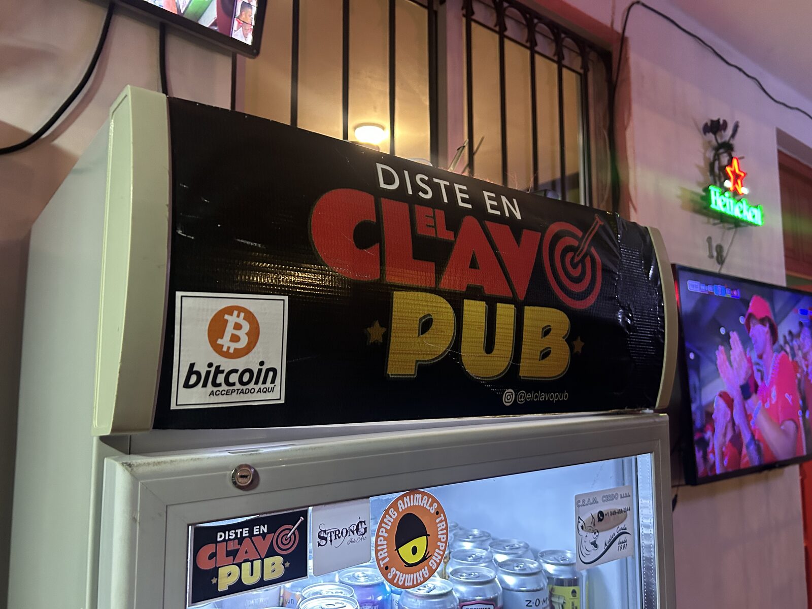 El Clavo Pub acepta pagos con Bitcoin en Santo Domingo.