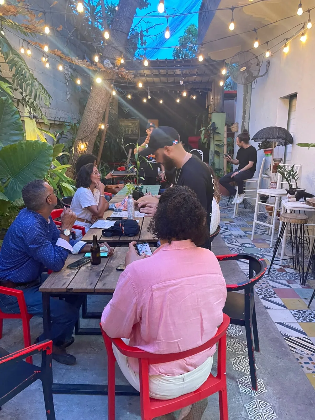Asistentes conversando alrededor de una mesa durante Bitcoin en la Zona